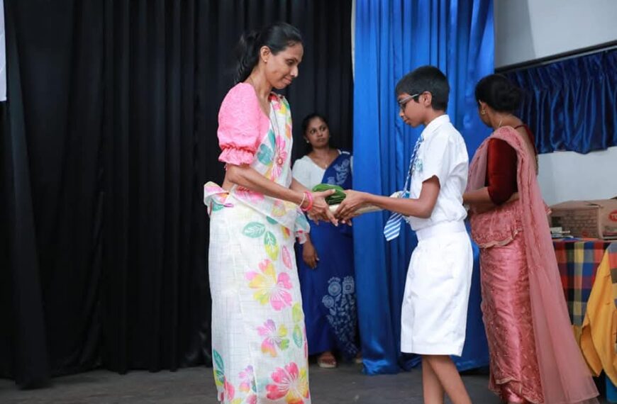 ඇහැළියගොඩ ප්‍රාථමිකයේ ශිෂ්‍යත්වයට මුහුණ දුන් දරුවෝ ඇගයෙති.