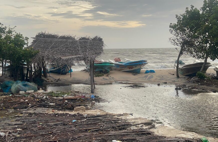 මන්නාරමේ පැත්තකට මුහුද ගොඩ ගලා ජනතාව පීඩාවට පත්වේ.