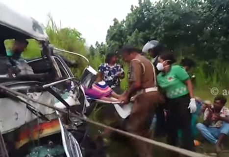 වෑන් රථයක් කන්ටේනරයක ගැටී බිහිසුණු අනතුරක්