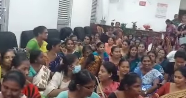 ගුරුවරුන්ගේ විරෝධතාවයක් අධ්‍යාපන අමාත්‍යාංශයේදී