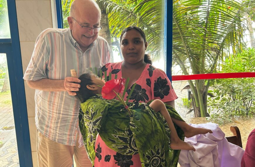 අඩු ආදායම්ලාභී හා අසරණ වූ පවුල්වල දරුවන්ට උපකාර කරන විදේශිකයෙක්