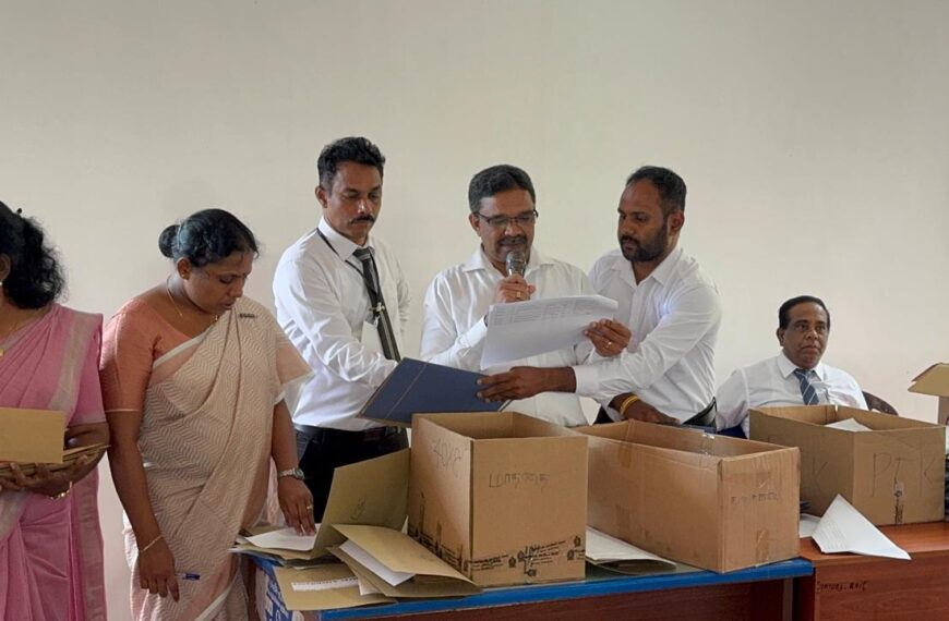 වවුනියාව දිස්ත්‍රික්කයේ ජන්ද මධ්‍යස්ථාන වෙත ජන්ද පෙට්ටි රැගෙන යයි.