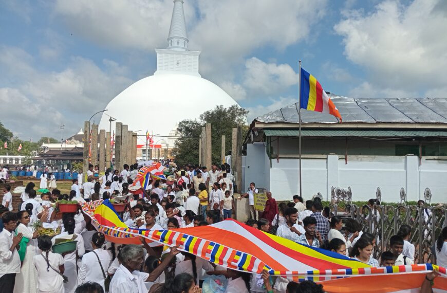 වෙසක් පොහොය නිමිත්තෙන් අනුරපුරය සැදැහැවතුන්ගෙන් පිරී යයි