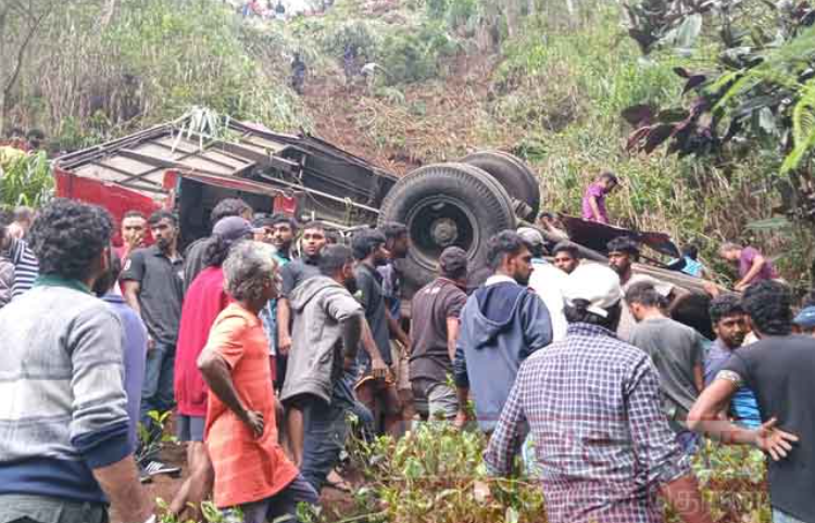 බස්රියක් ප්‍රපාතයකට පෙරළී 16 ක් මිය යති