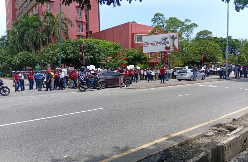 තැපැල් දෙපාර්තමේන්තු නිලධාරීන් විරෝධතාවක 
