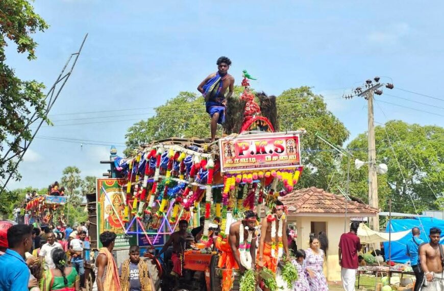 මුහුදු වතුරෙන් පහන් දල්වන මුලතිව් වට්ටාපලෙයි කෝවිලේ වාර්ෂික මංගල්ලයට විශාල පිරිසක්.