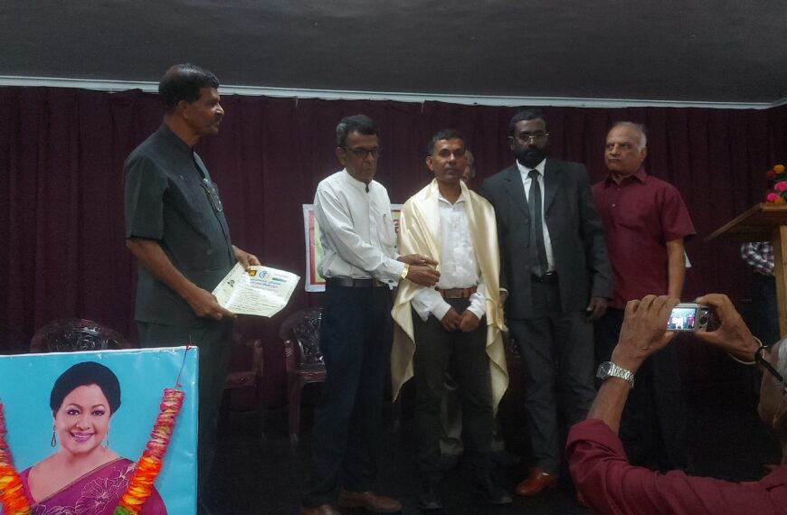 මහත්මා ගාන්ධි සැමරුම් උළෙලක් මහනුවරදී