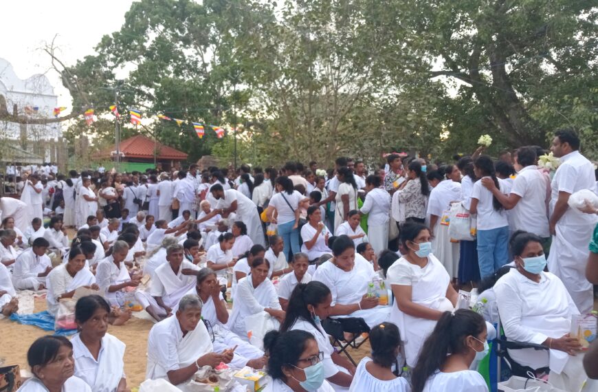විසිපන්දහසක් උවැසි උවැසියන්ට  උදෑසන දානය පීපල්ස් බැංකුව හා ලීසින් සමාගමෙන්