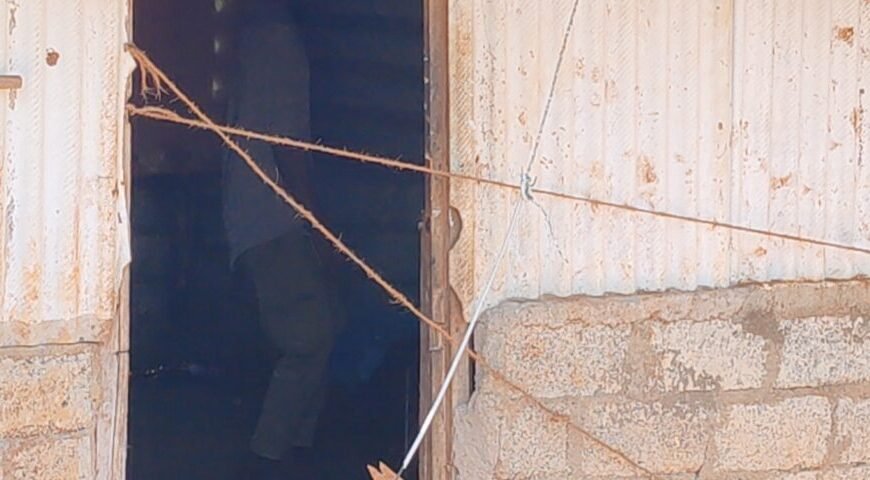 වවුනියාවේ නිවසක ලේ පැල්ලම් සහිතව ගෙලවැළලාගත් තරුණයෙකුගේ සිරුරක්