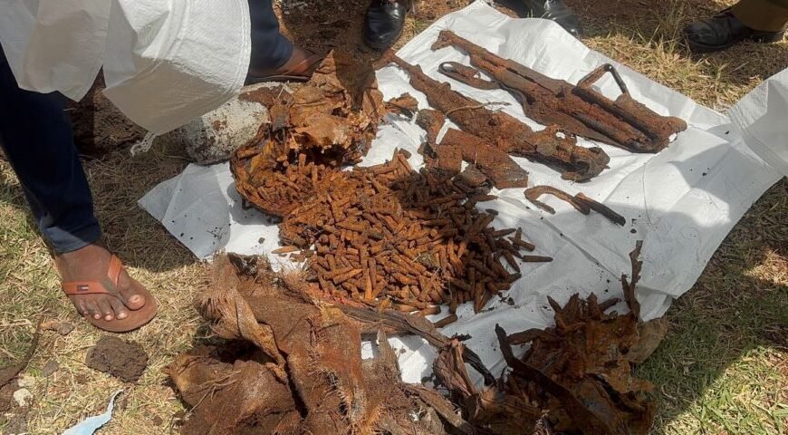 වවුනියාවේ ගෙවත්ත තිබි ටි 56 අවි දෙකක් හා පතුරම් 450 ක් හමුවෙයි.