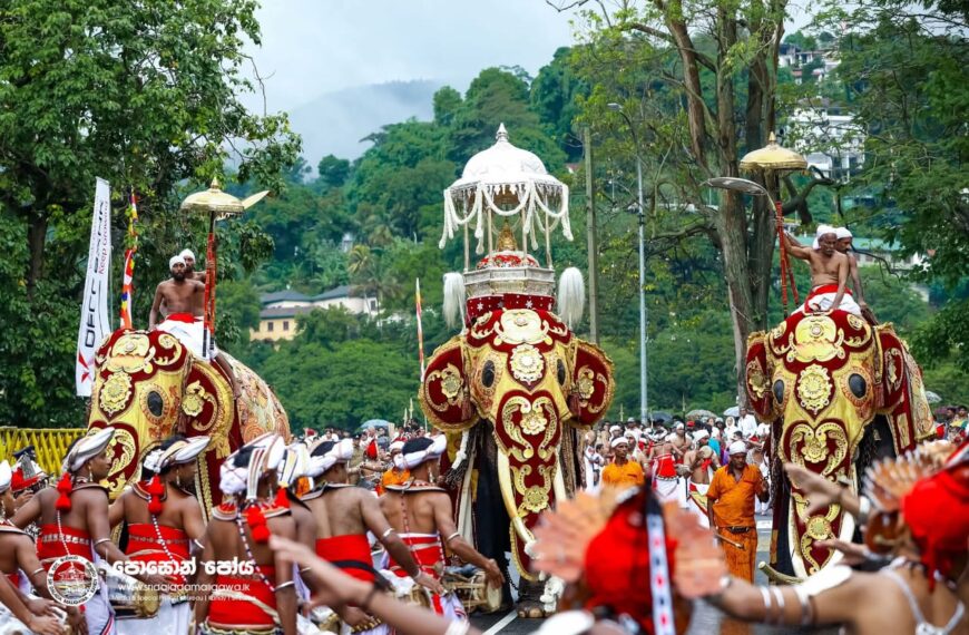 ශ්‍රී දළදා මාලිගාවේ වාර්ෂික පොසොන් පෙරහැර වීදි සංචාරය කෙරේ 