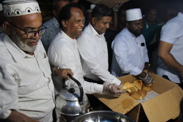 මුස්ලිම් ප්‍රජාවගෙන් බෞද්ධ වන්දනාකරුවන්ට දන්සැලක්