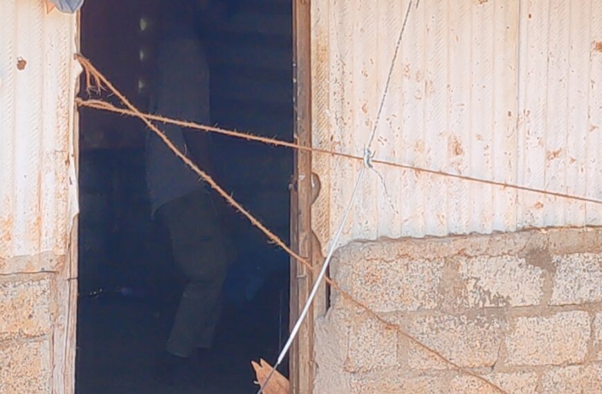 වවුනියාවේ නිවසක ලේ පැල්ලම් සහිතව ගෙලවැළලාගත් තරුණයෙකුගේ සිරුරක්